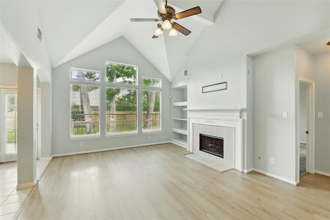 Foto del edificio - 6503 Upper Lake Dr