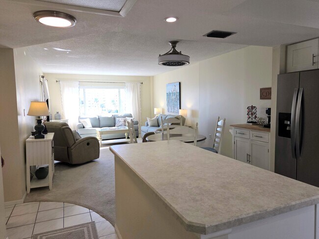 Building Photo - 4650 Cove Cir