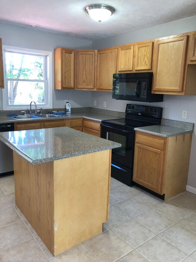 Foto del edificio - 1041 Hilltop Dr