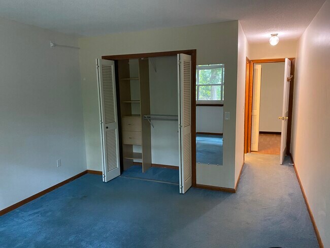 Building Photo - 502 Twin Circle Dr
