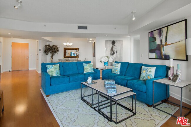Building Photo - 13600 Marina Pointe Dr