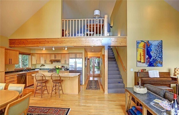 Building Photo - Fully Furnished Waterfront Living!