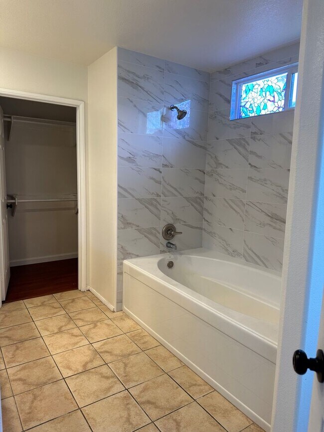 Building Photo - LUXURIOUS SINGLE-FAMILY HOME FOR RENT!