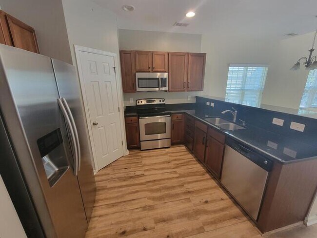 Foto del edificio - 235 Chestnut Oak Ln