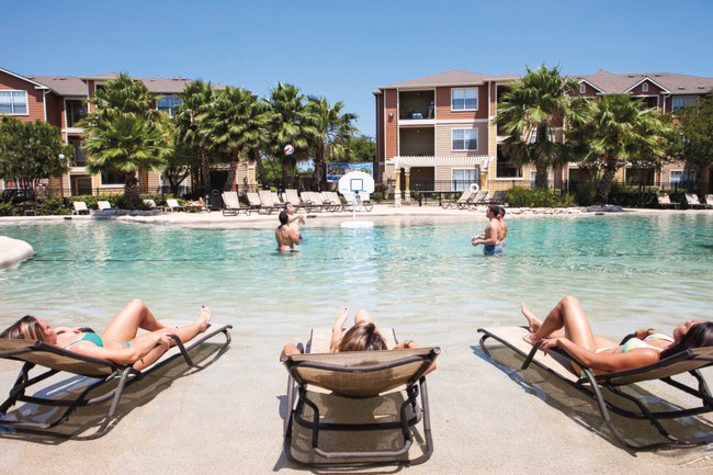 Building Photo - Lodge in San Marcos