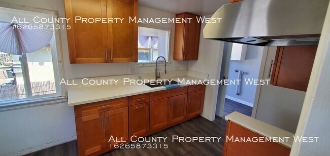 Building Photo - 2 bedroom 1 bath duplex for rent.