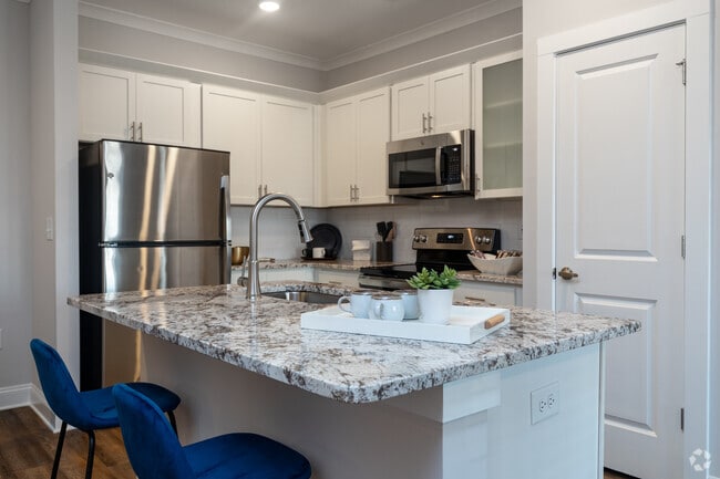 Building Photo - The Retreat at Sixty-Eight