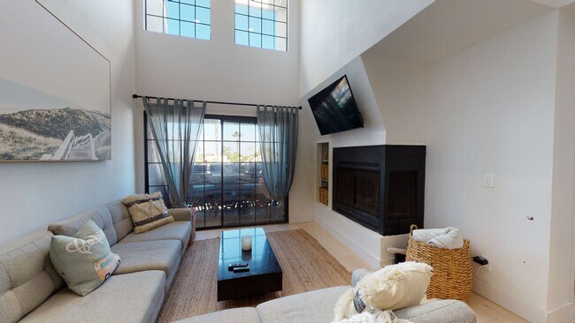 Building Photo - Bright 3 Bed 2 Bath Furnished Condo Available for Long Term Lease