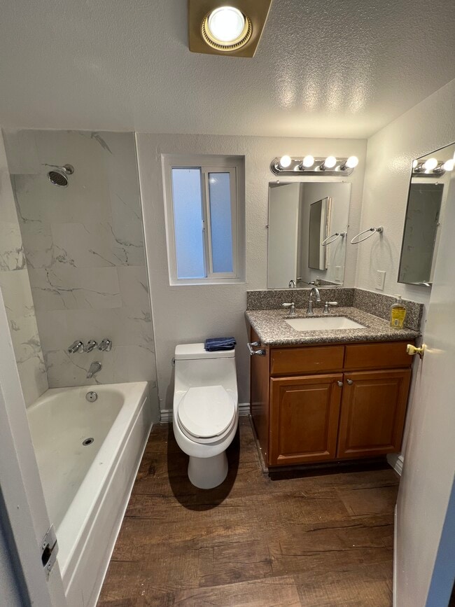Building Photo - 617 E Elk Ave