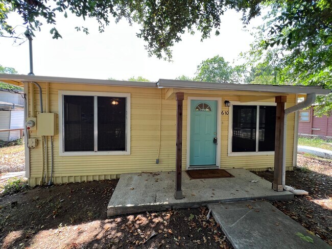 Front - 610 Williams St