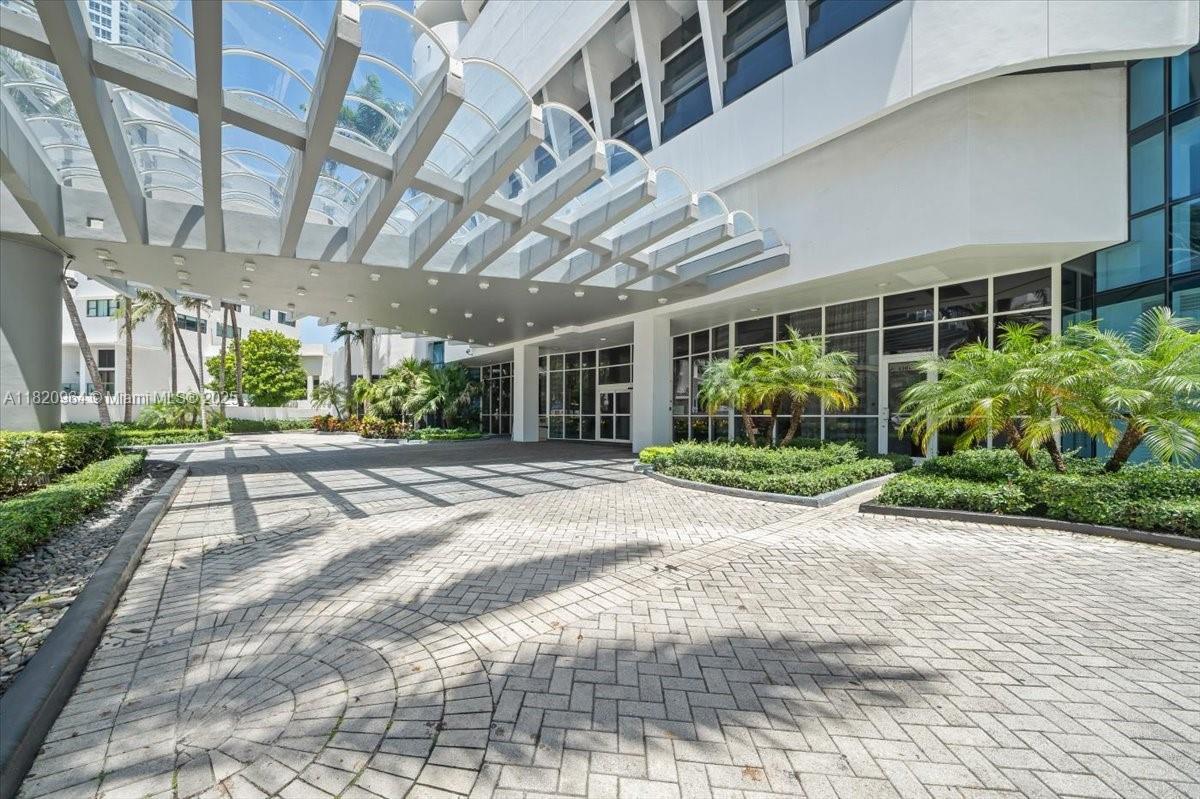 Foto principal - 6301 Collins Ave