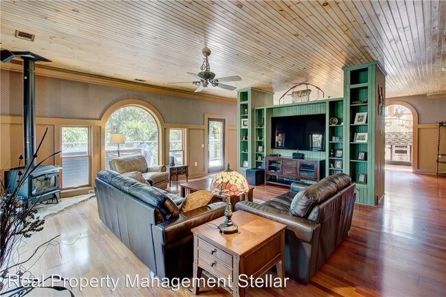 Building Photo - 3 br, 2.5 bath House - 7628 Pine Place