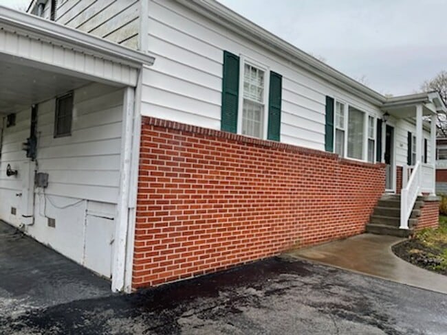 Building Photo - 749 W Union Valley Rd