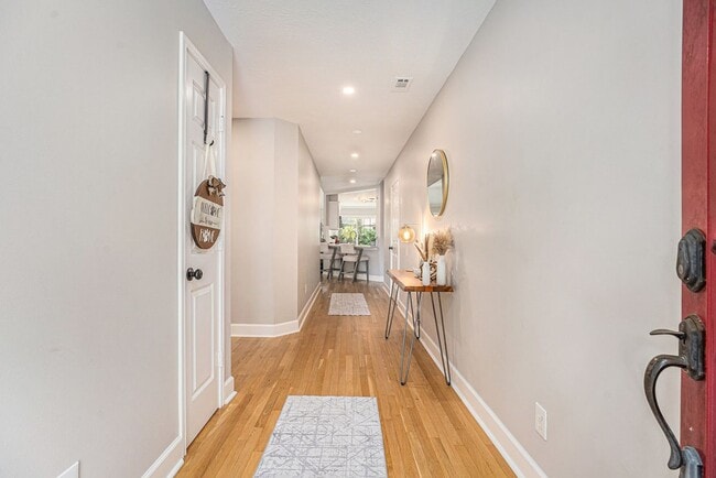 Building Photo - 618 Bay Oaks Dr