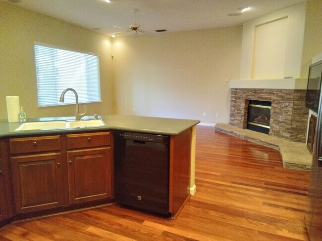 Foto del edificio - Gated: Single Story Heritage Oaks 3 Bedroom Plus Office/Den 3 Car Garage with lots of built in fo...