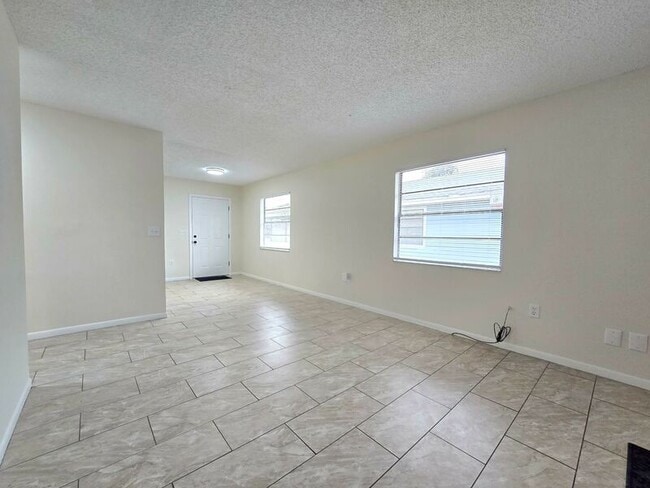 Foto del edificio - 1738 E Fern Rd