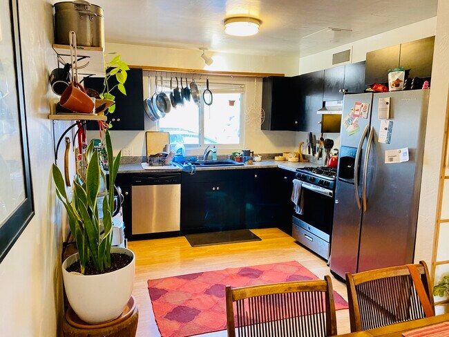 Building Photo - 2248 Matthew Ave