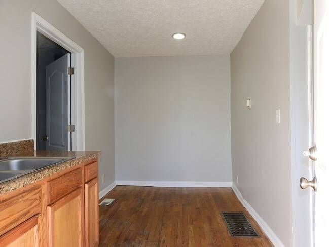 Building Photo - 1206 S Preston St