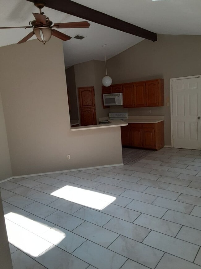 Building Photo - Ready to move in...