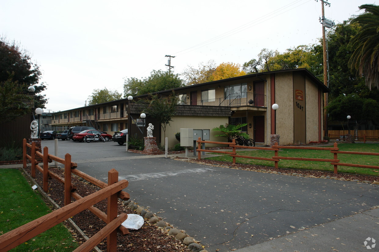 Building Photo - College Park Plaza Apartments