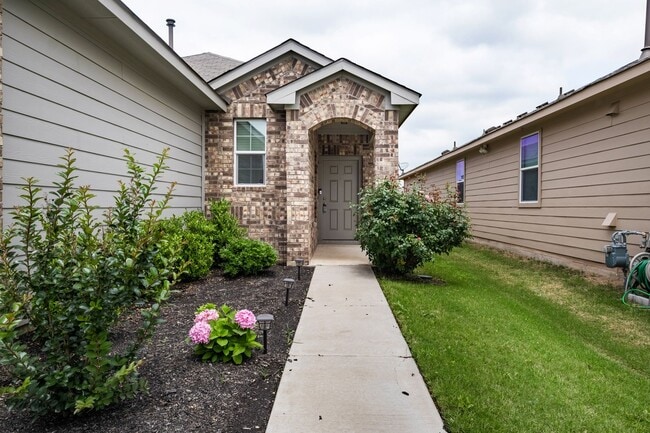 Building Photo - Immaculate 3 Bedroom, 2 Bath Home Near Gig...