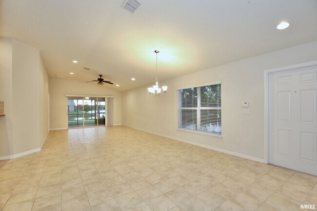 Foto del edificio - Beautiful 3/2 Corner Duplex with Water Vie...