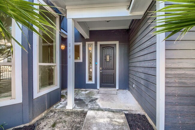 Building Photo - 814 Poinsettia St