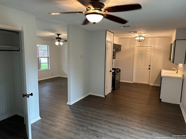 Foto del edificio - 7211 Westglade Dr