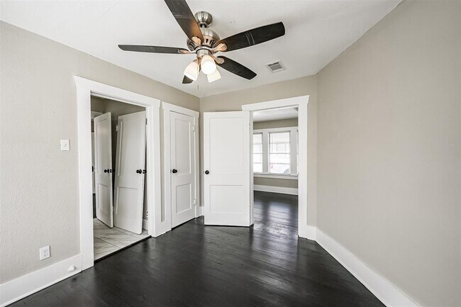 Building Photo - 2616 Oakcliff St