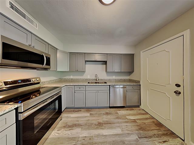 Building Photo - 10590 High Hollows Dr