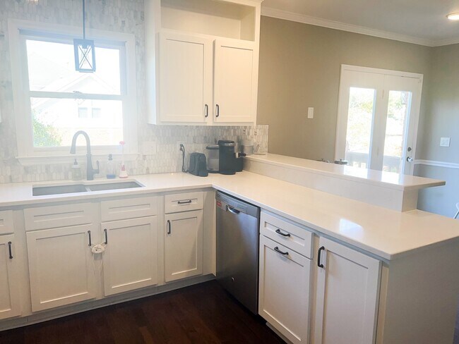 Building Photo - 7465 River Bend Cir
