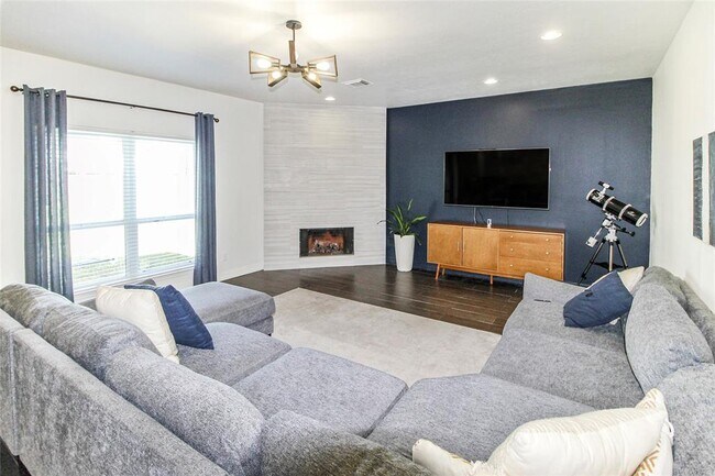 Building Photo - 647 Beverly Cir