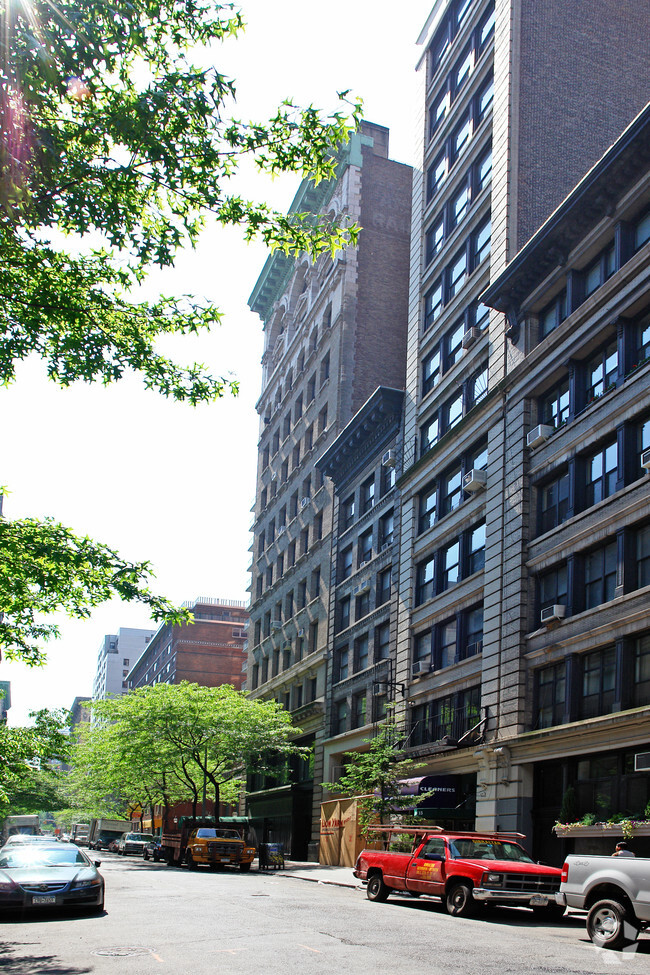 Building Photo - 30 W 15th St