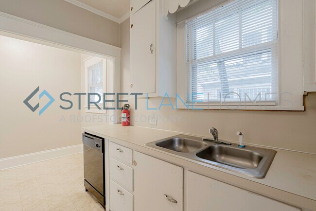 Building Photo - Charming 2 Bedroom in Salisbury!