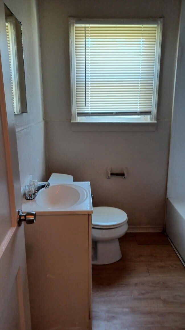 Building Photo - 812 Bell Dr