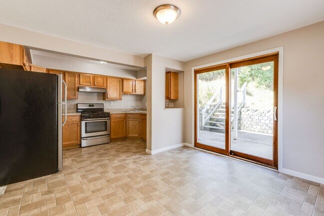 Building Photo - Available July - Spacious 3 Bedroom Apartment in Mt Washington!