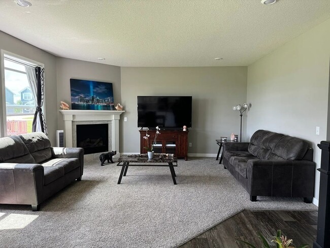 Building Photo - 4 bed house available in otsego!