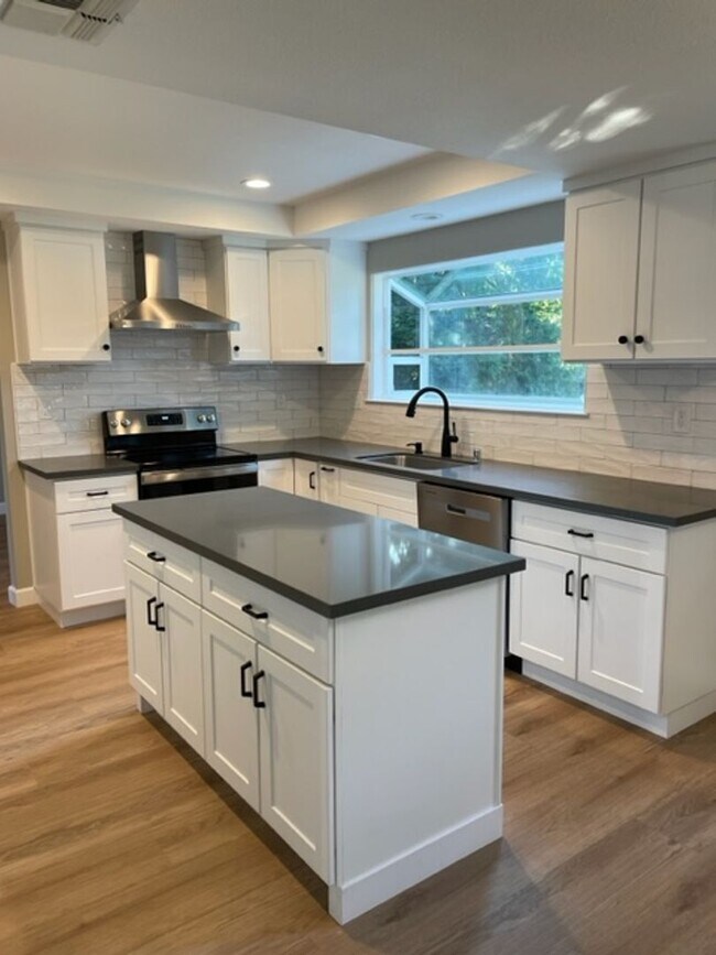 Foto del edificio - Completely remodeled and REDUCED!