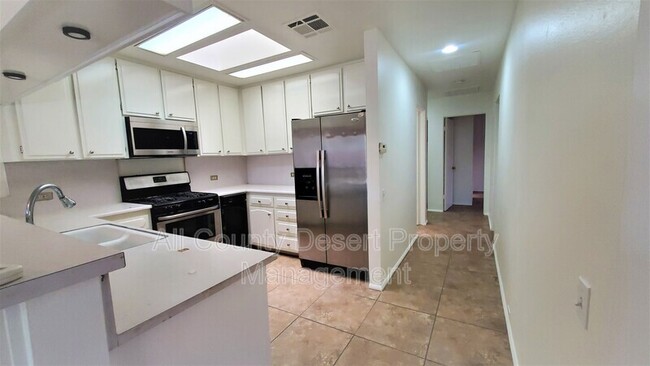 Foto del edificio - 74185 Candlewood St