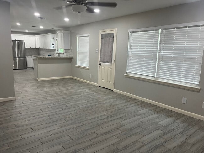 Building Photo - 603 Center Way