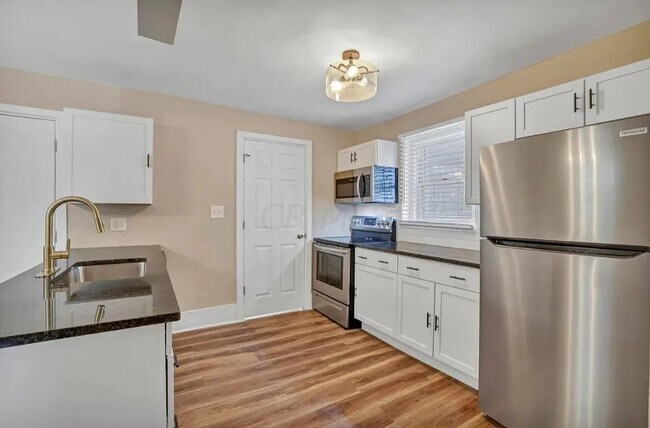 Building Photo - 850 E Whittier St