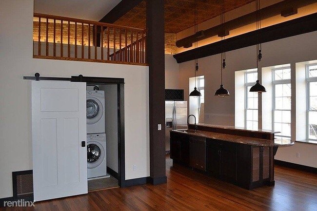 Building Photo - 246 E Main St