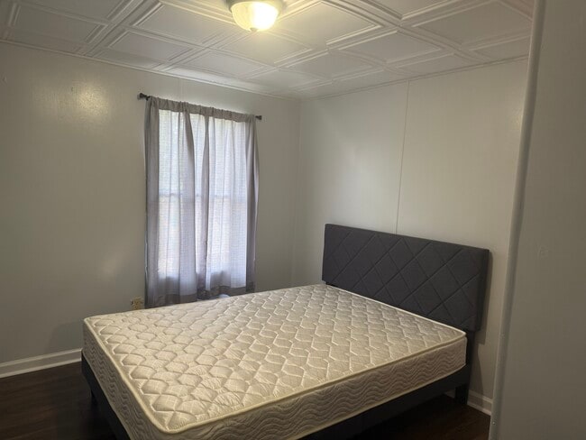 Room - 262 Wade Kelly Rd