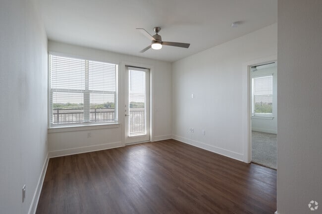 2BR, 2BA - 1,087SF - Living Room - Magnolia on Main