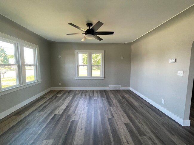 Building Photo - Adorable bungalow in Jenison