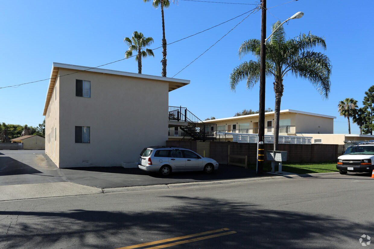 Primary Photo - 11002 Sherman Ave