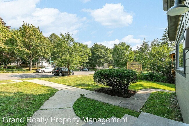 Foto del edificio - 5 br, 2 bath House - 2090 Roblyn Ave