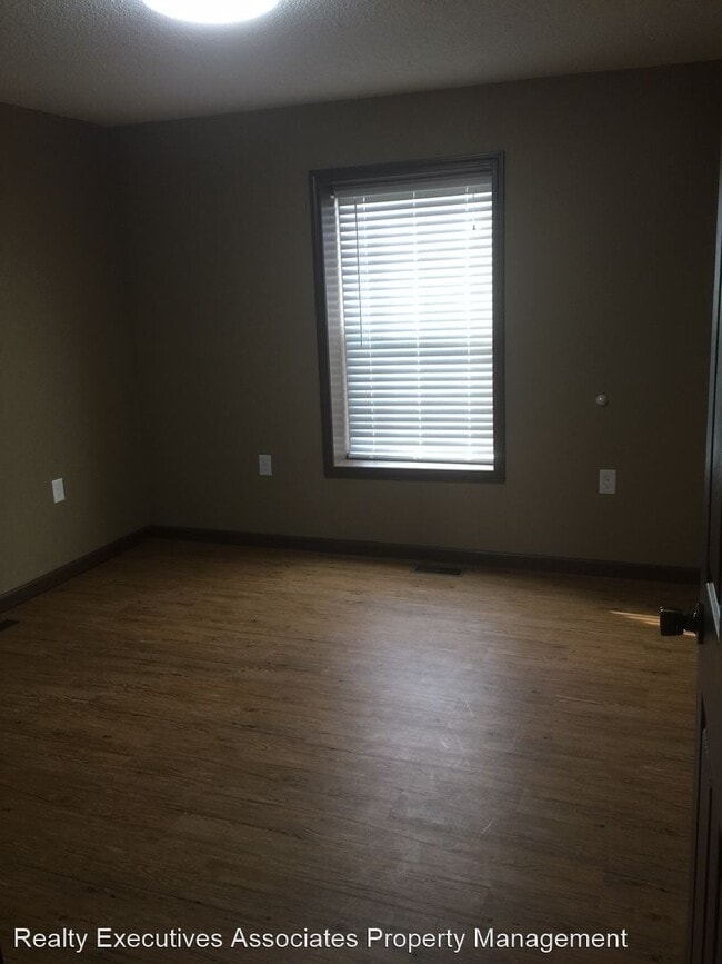 Building Photo - 2 br, 1 bath House - 677 E. Lincoln Road