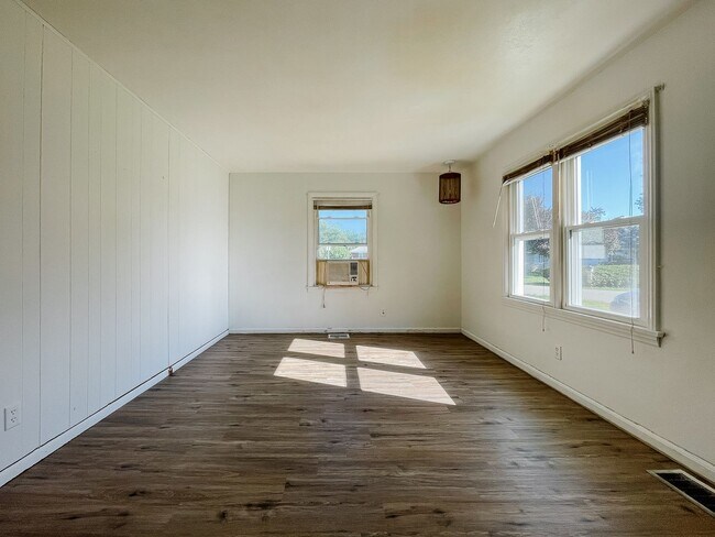 Foto del edificio - 2 Bedroom Home, Fenced in Backyard + Garage! Available soon!
