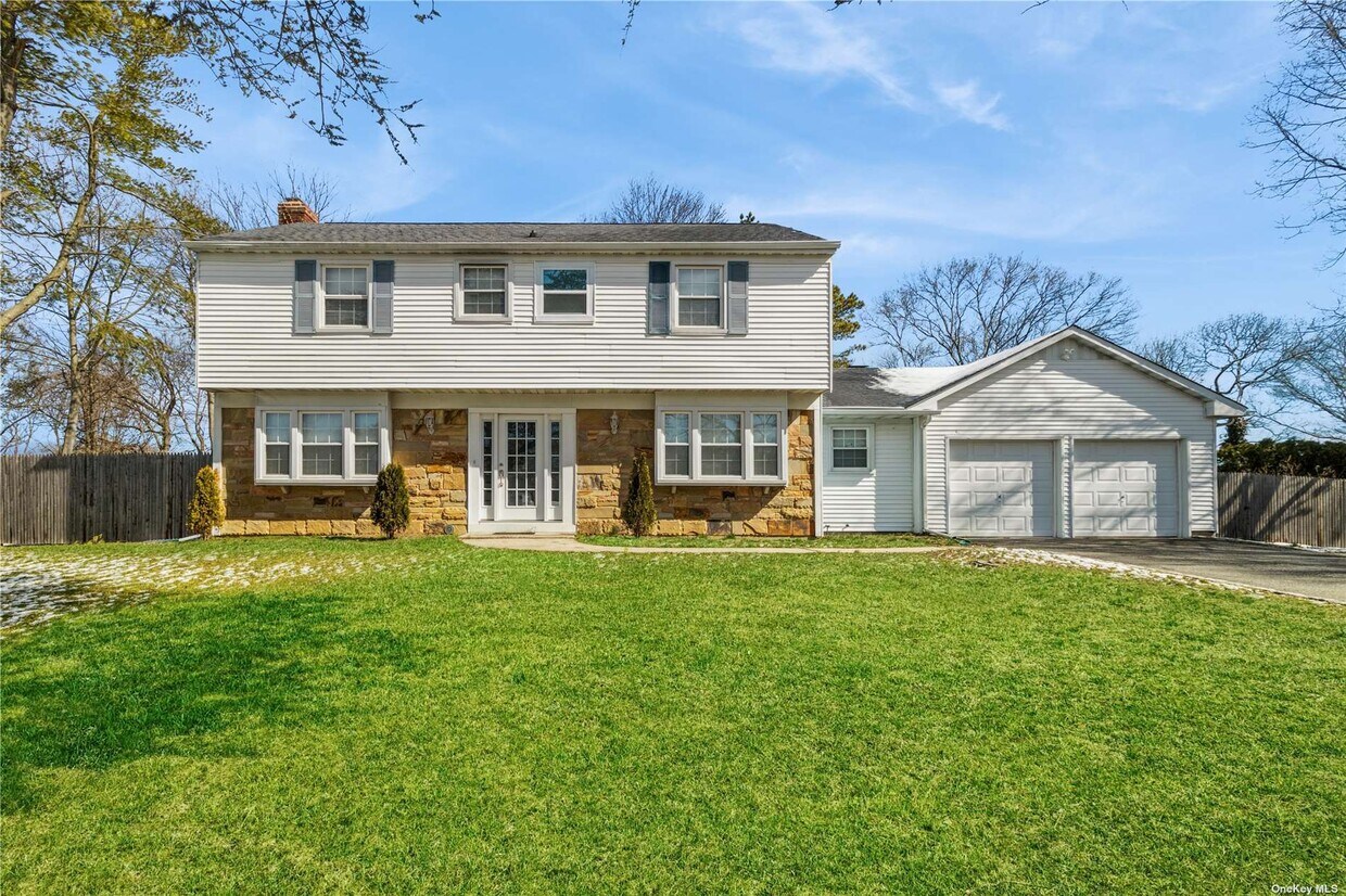 11 Whinstone St, Coram, NY 11727 House Rental in Coram, NY